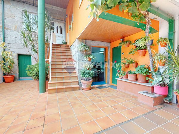 Vista exterior de Casa adosada en venda en Vigo  amb Calefacció, Jardí privat i Terrassa