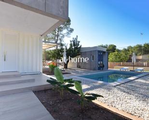 Vista exterior de Casa o xalet de lloguer en Gilet amb Aire condicionat, Terrassa i Piscina