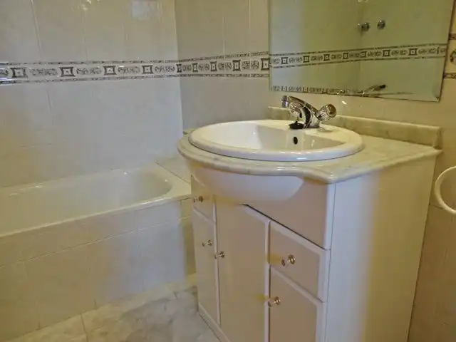 Baño de Casa adosada en venta en Hontoria del Pinar con Calefacción, Terraza y Trastero