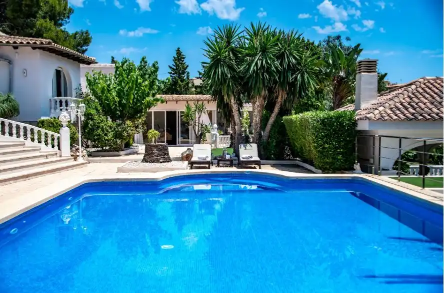 Detached house with terrace for sale in Canuta