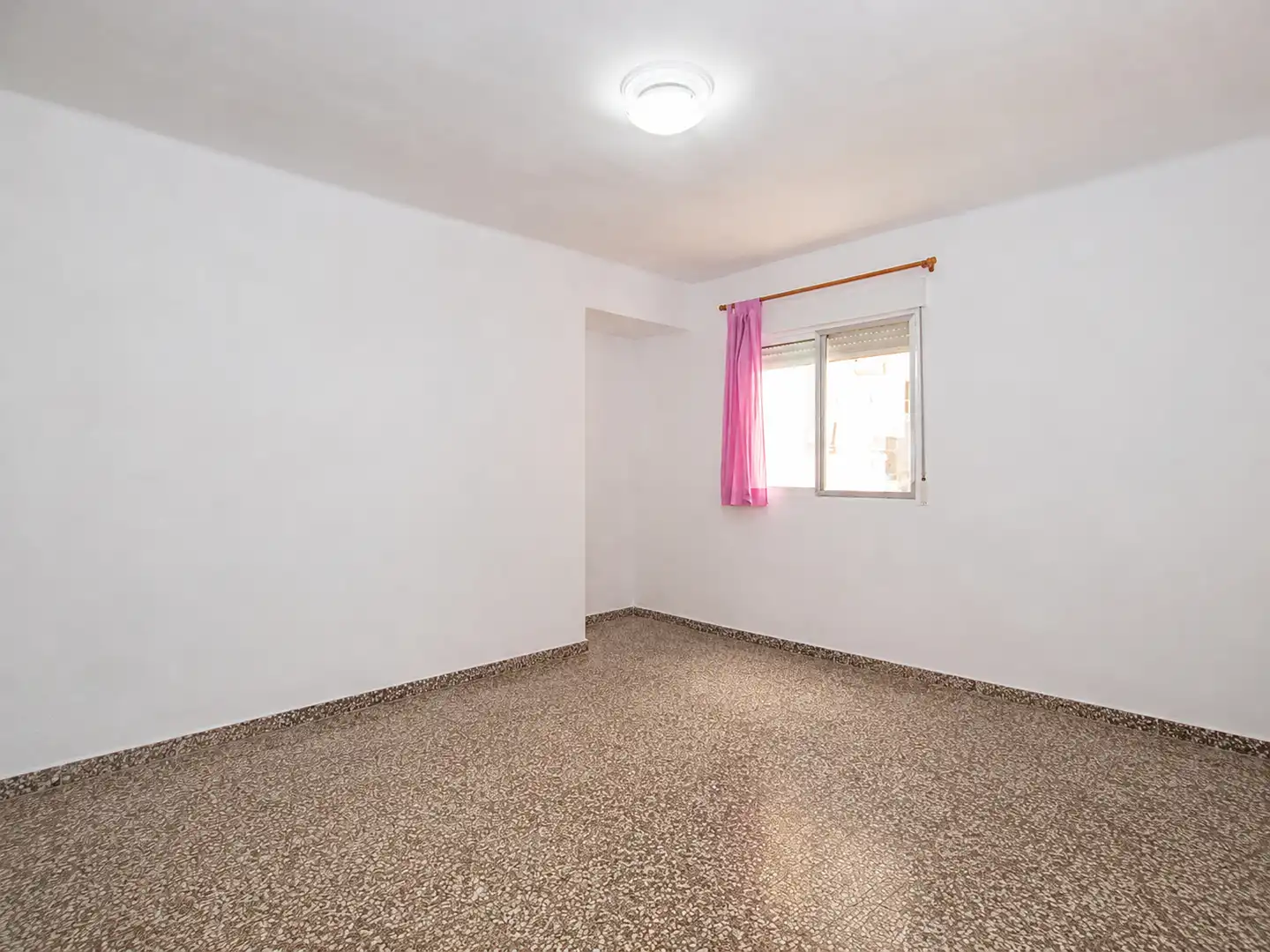 Habitación de Piso en venta en Valencia con Terraza, Trastero y Horno