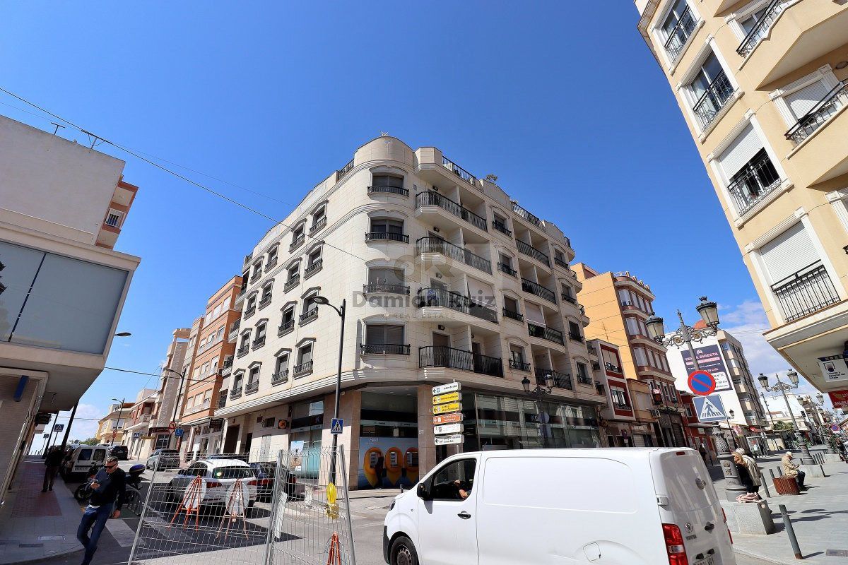 Vista exterior de Àtic en venda en Guardamar del Segura amb Aire condicionat, Calefacció i Parquet