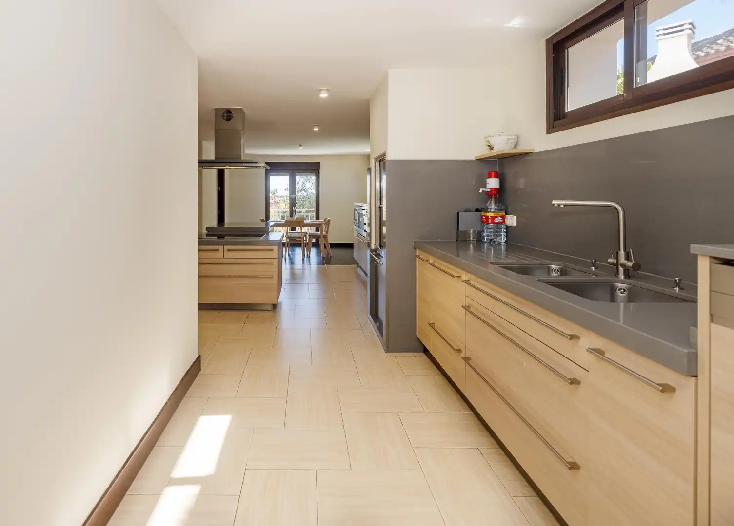 Cuina de Casa o xalet en venda en Marbella amb Aire condicionat, Jardí privat i Terrassa
