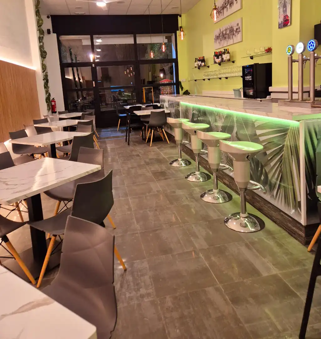 Business premises for transfer in Avenida Herminio Almendros 68, imagen 4