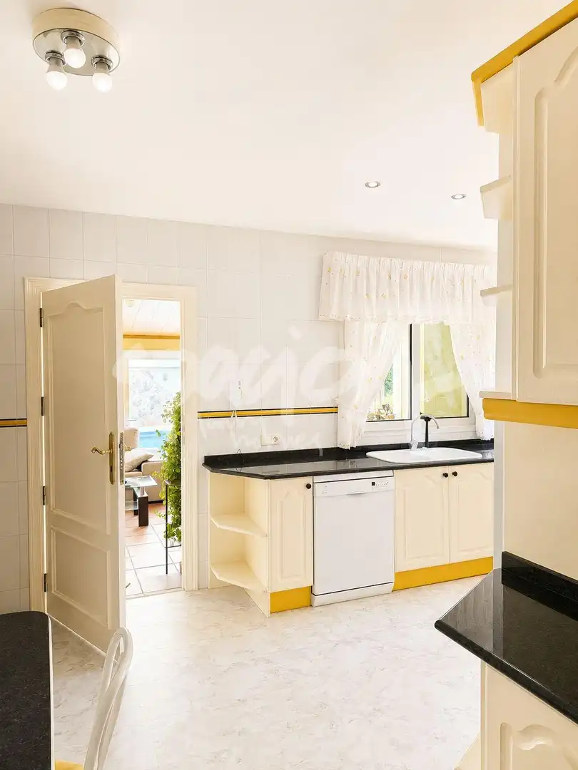 Kitchen of Houses for sale in San Lorenzo de El Escorial  with Community pool
