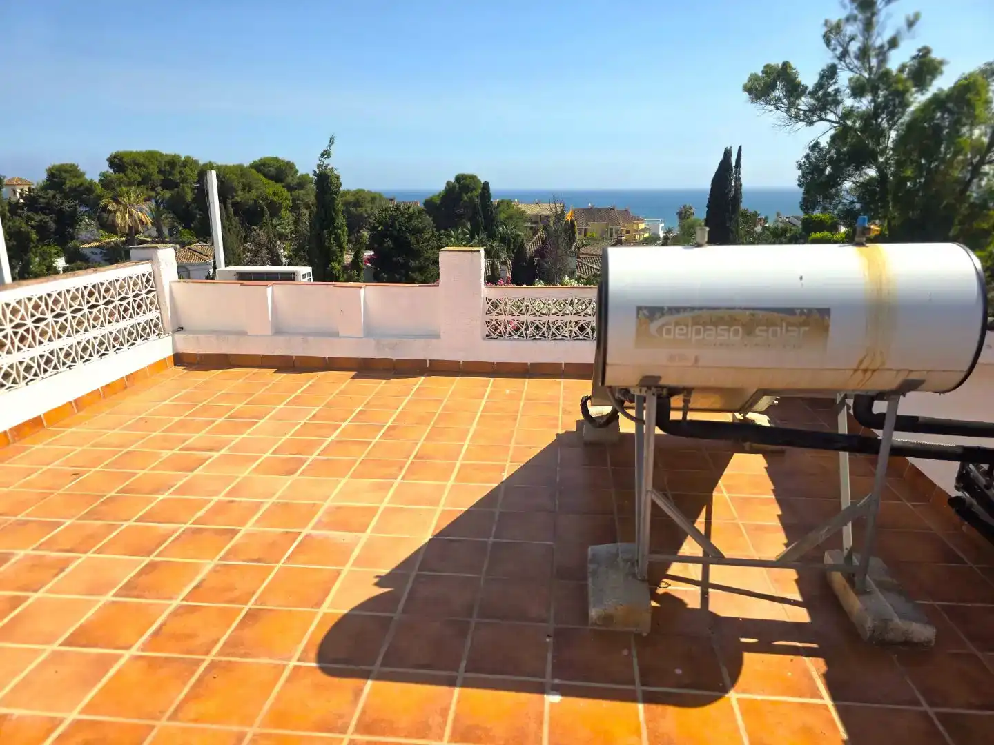 Terrassa de Casa adosada en venda en Marbella amb Aire condicionat i Balcó