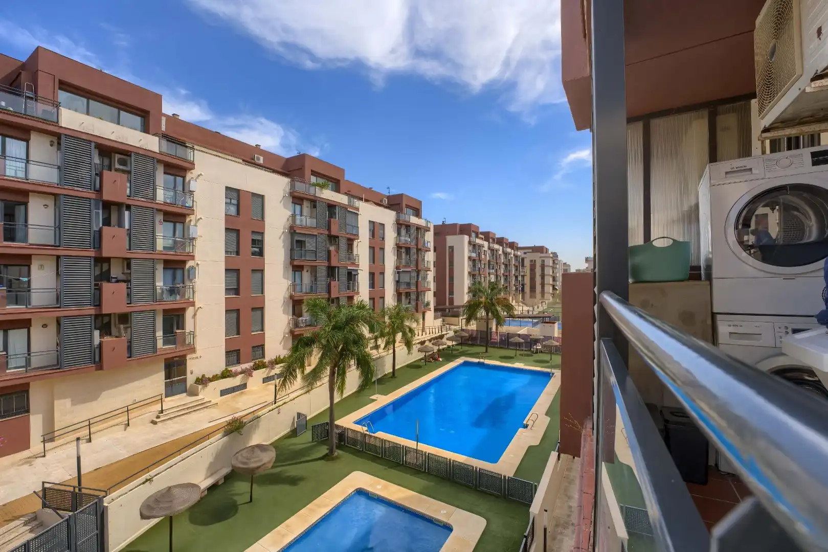 Piscina de Piso en venta en Mairena del Aljarafe con Aire acondicionado, Calefacción y Jardín privado