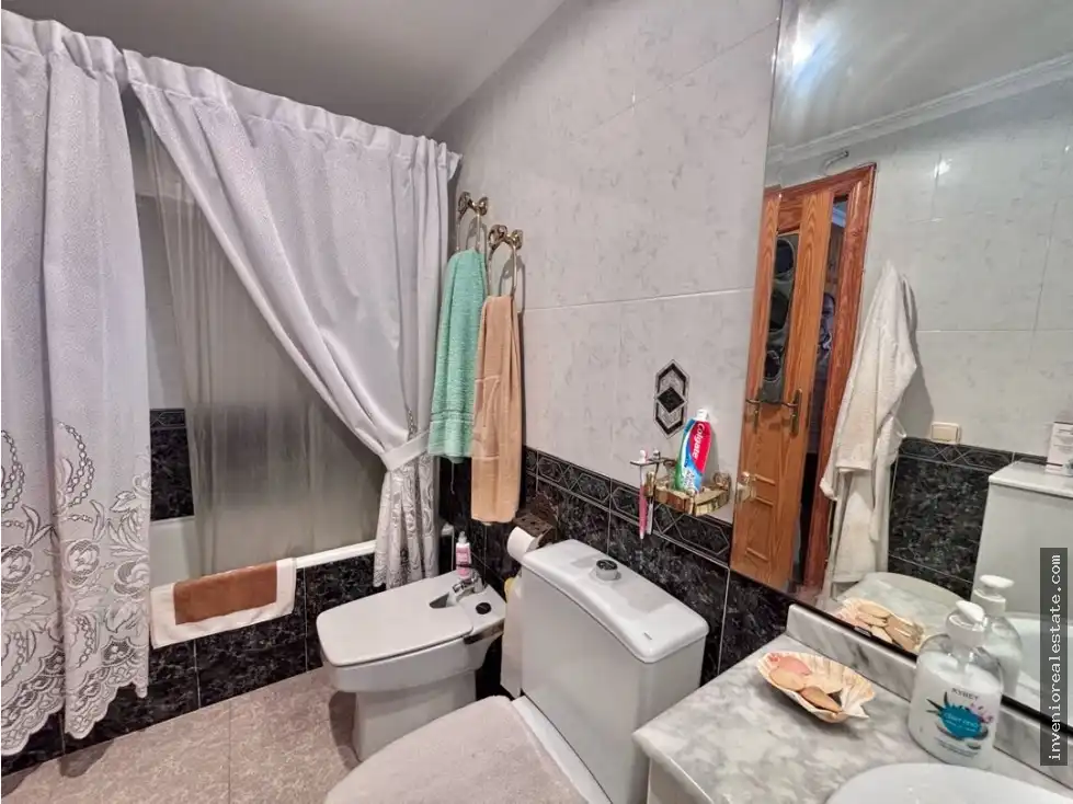 Bany de Casa o xalet en venda en Benicasim / Benicàssim amb Terrassa i Piscina