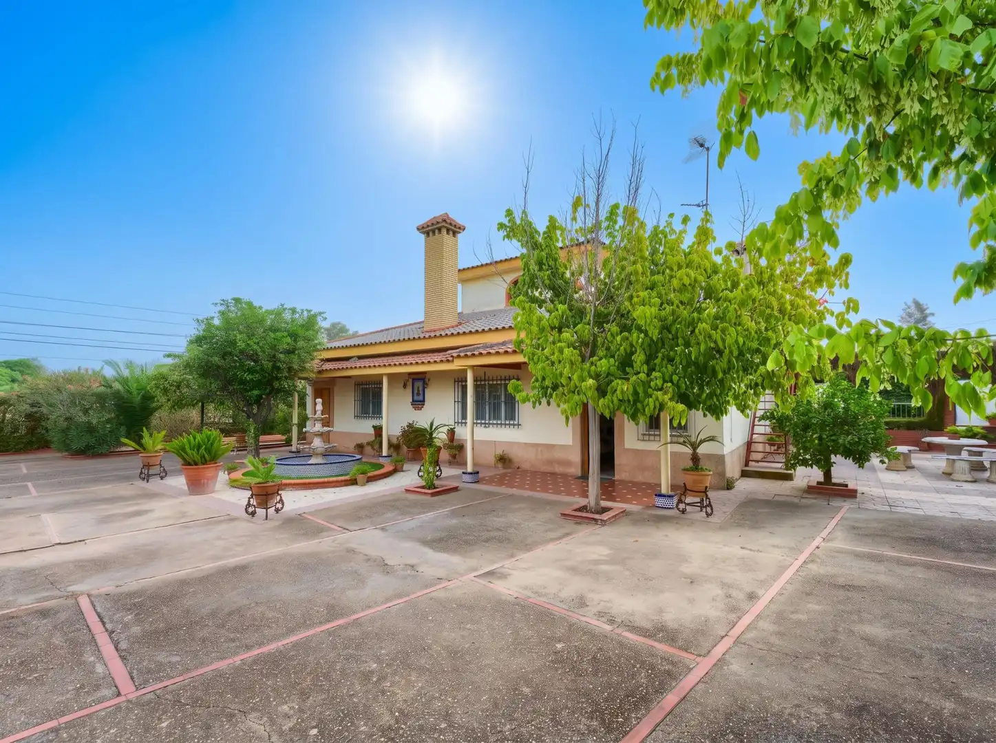 Vista exterior de Casa o xalet en venda en Carmona amb Jardí privat, Terrassa i Piscina