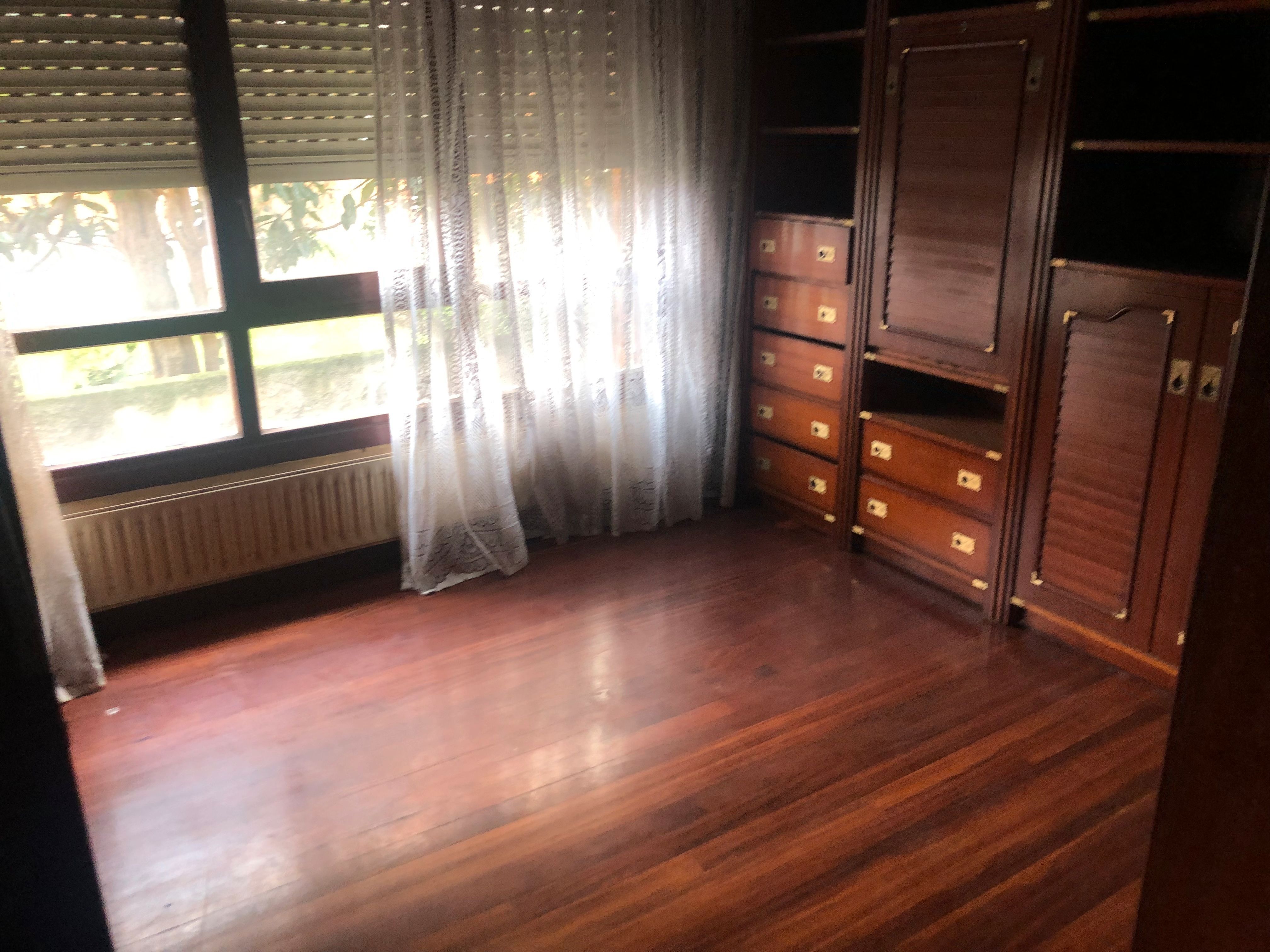 Bedroom of Flat to rent in Leioa  with Washing machine and Microwave