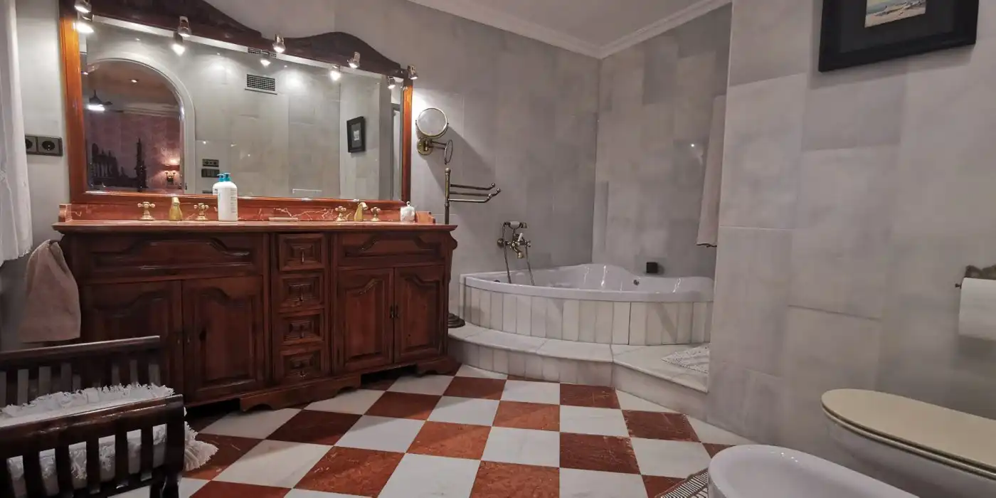 Bany de Casa o xalet en venda en Elche / Elx amb Aire condicionat, Jardí privat i Terrassa