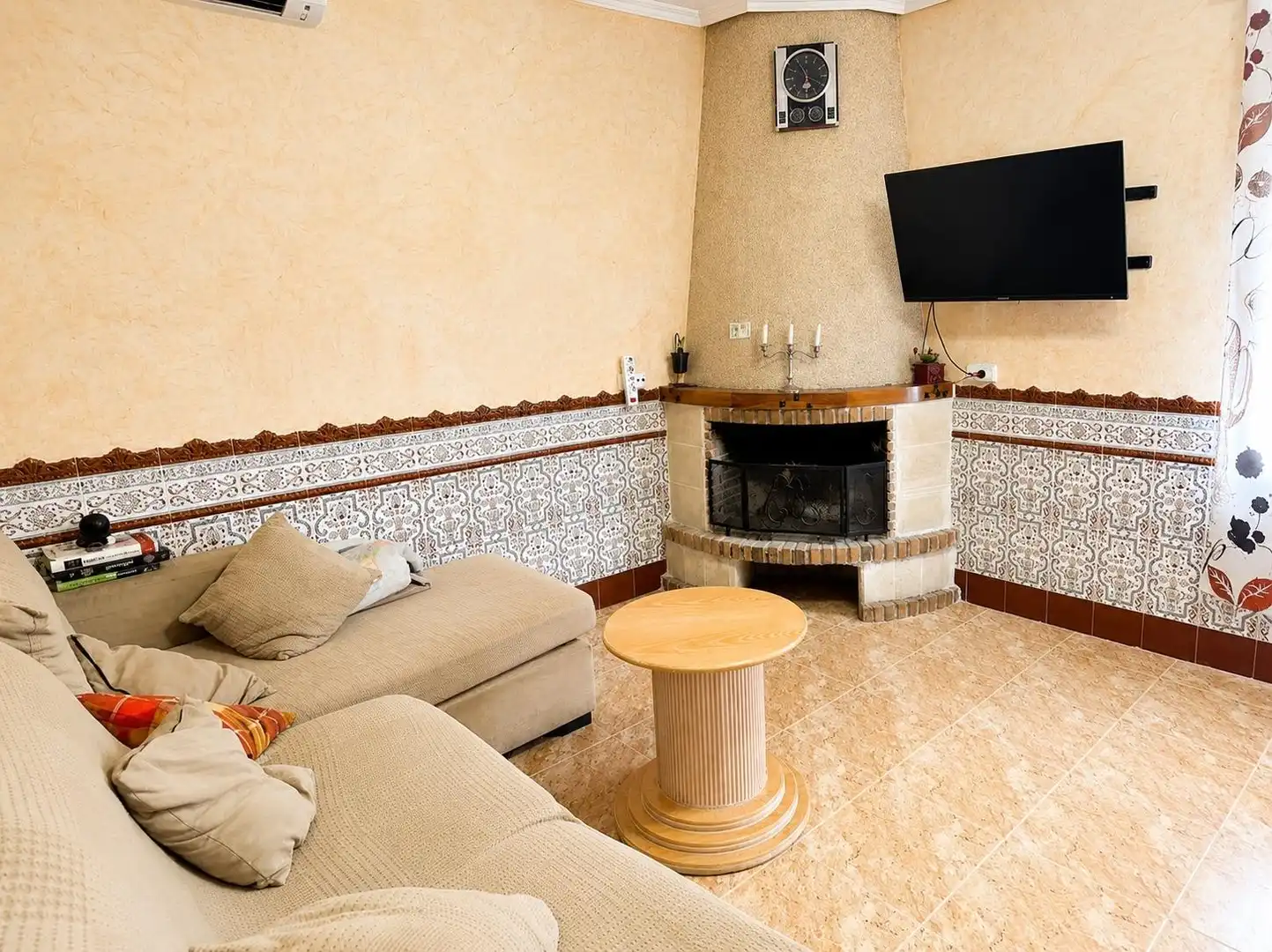 Wohnzimmer von Einfamilien-Reihenhaus zum Verkauf in San Isidro mit Klimaanlage, Privatgarten und Terrasse