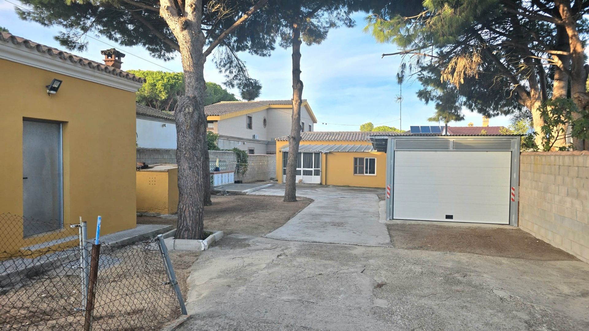 Vista exterior de Casa o xalet en venda en Chiclana de la Frontera amb Jardí privat i Terrassa