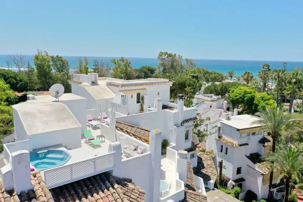 Vista exterior de Ático en venta en Marbella con Aire acondicionado, Calefacción y Terraza