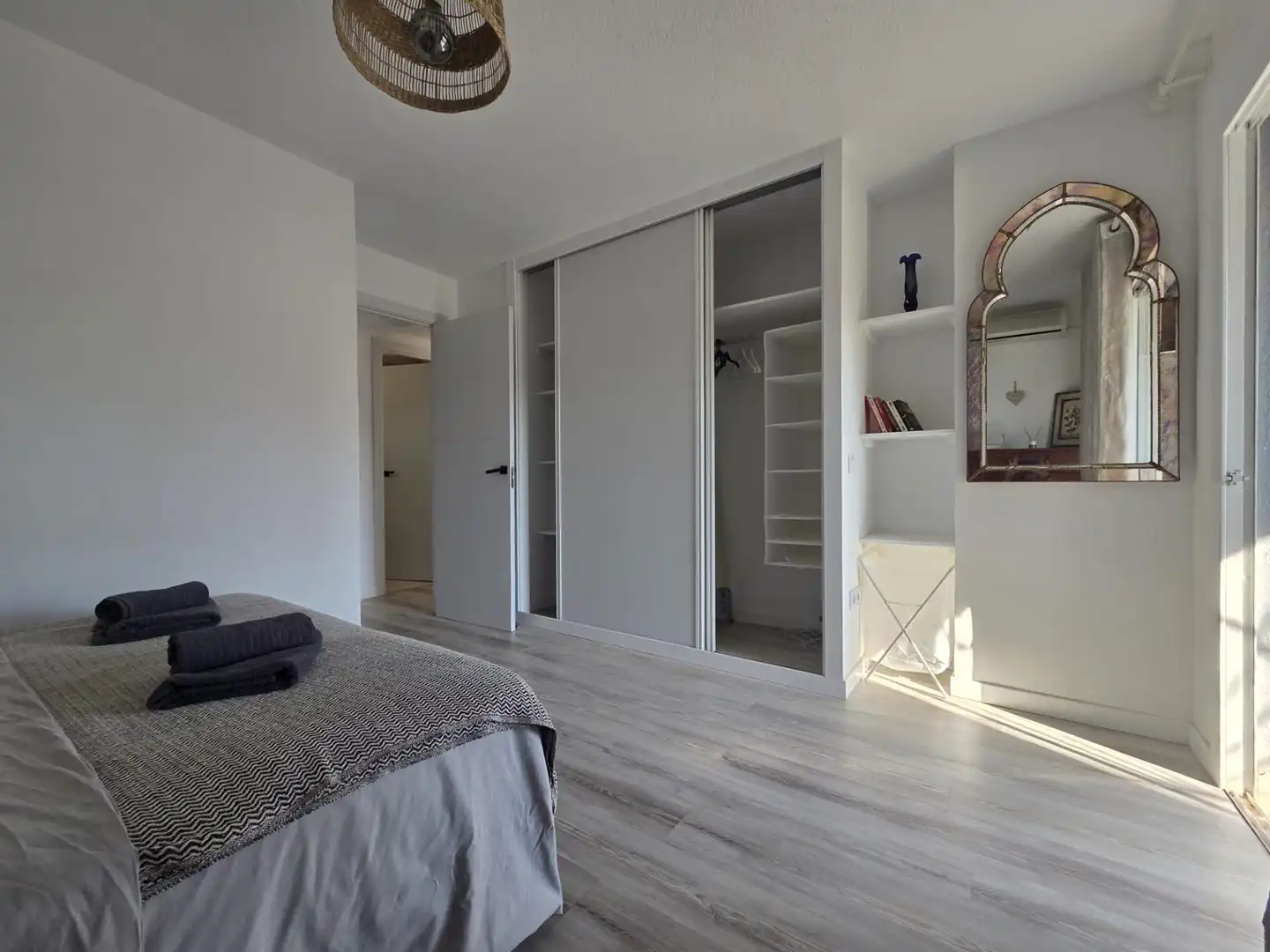 Habitación de Piso de alquiler en Benalmádena con Terraza y Piscina comunitaria