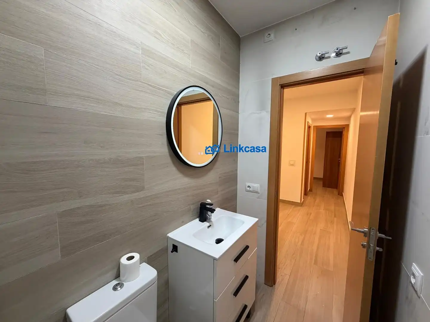 Bathroom of Flat for sale in Madrid  with Air Conditioner and Heating
