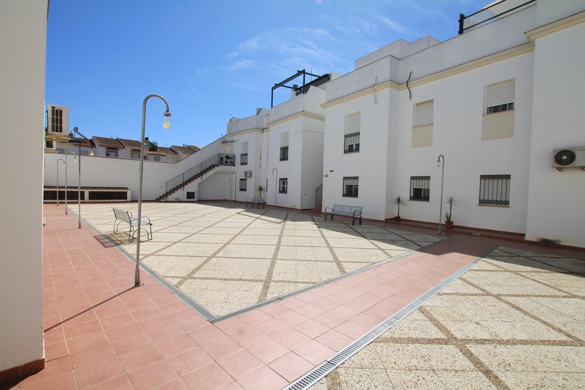Vista exterior de Planta baixa en venda en Dos Hermanas amb Aire condicionat i Traster
