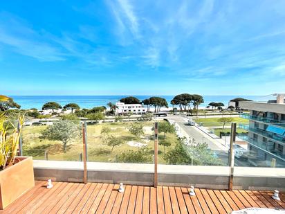 Vista exterior de Àtic en venda en Cambrils amb Aire condicionat, Terrassa i Piscina