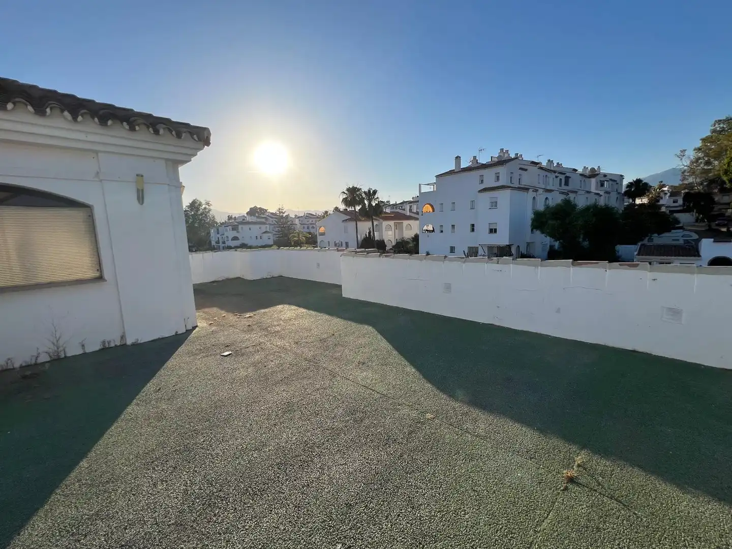 Vista exterior de Local de alquiler en Estepona con Terraza