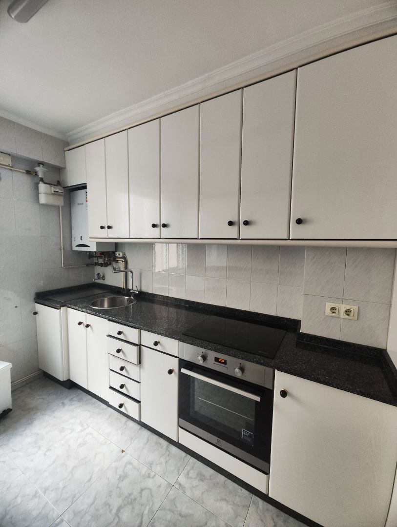 Cocina de Piso de alquiler en Santiago de Compostela  con Calefacción, Parquet y Horno