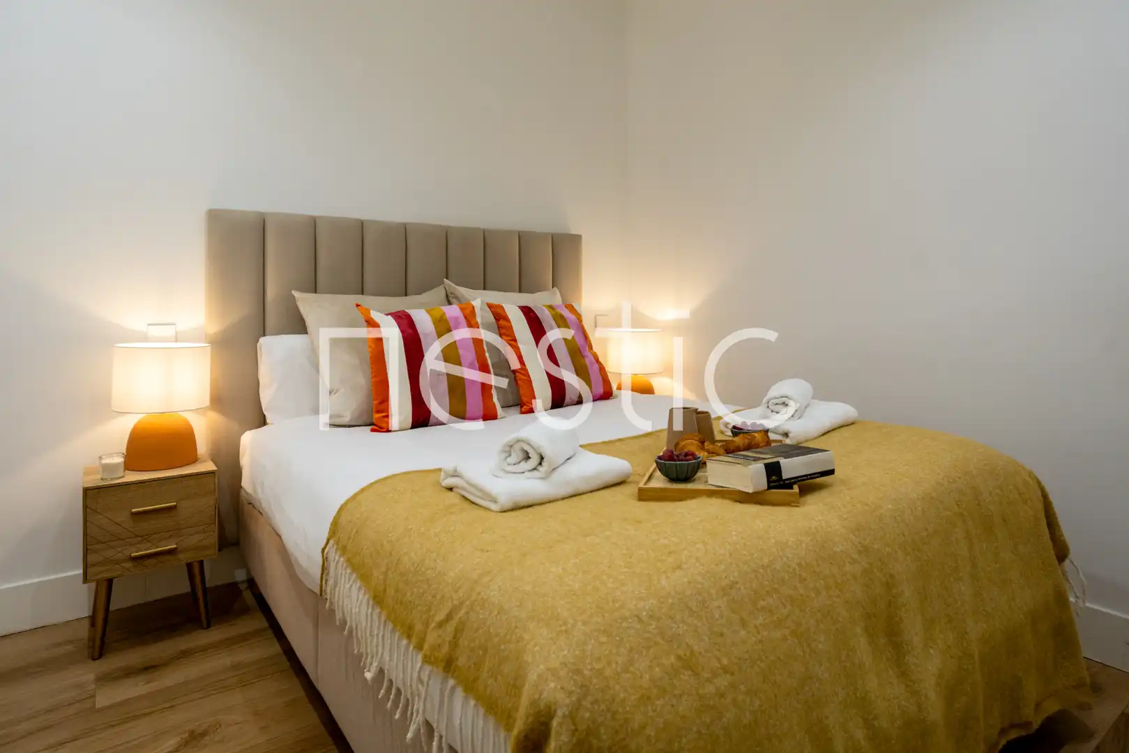 Dormitori de Apartament de lloguer en Madrid amb Aire condicionat, Calefacció i Moblat