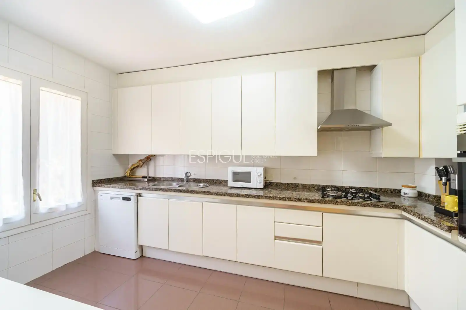 Cocina de Casa adosada en venta en Tiana con Calefacción, Jardín privado y Parquet