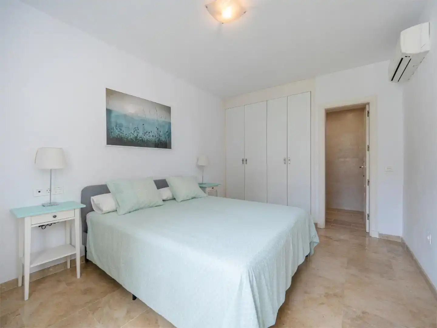 Dormitori de Apartament en venda en Marbella amb Aire condicionat i Piscina
