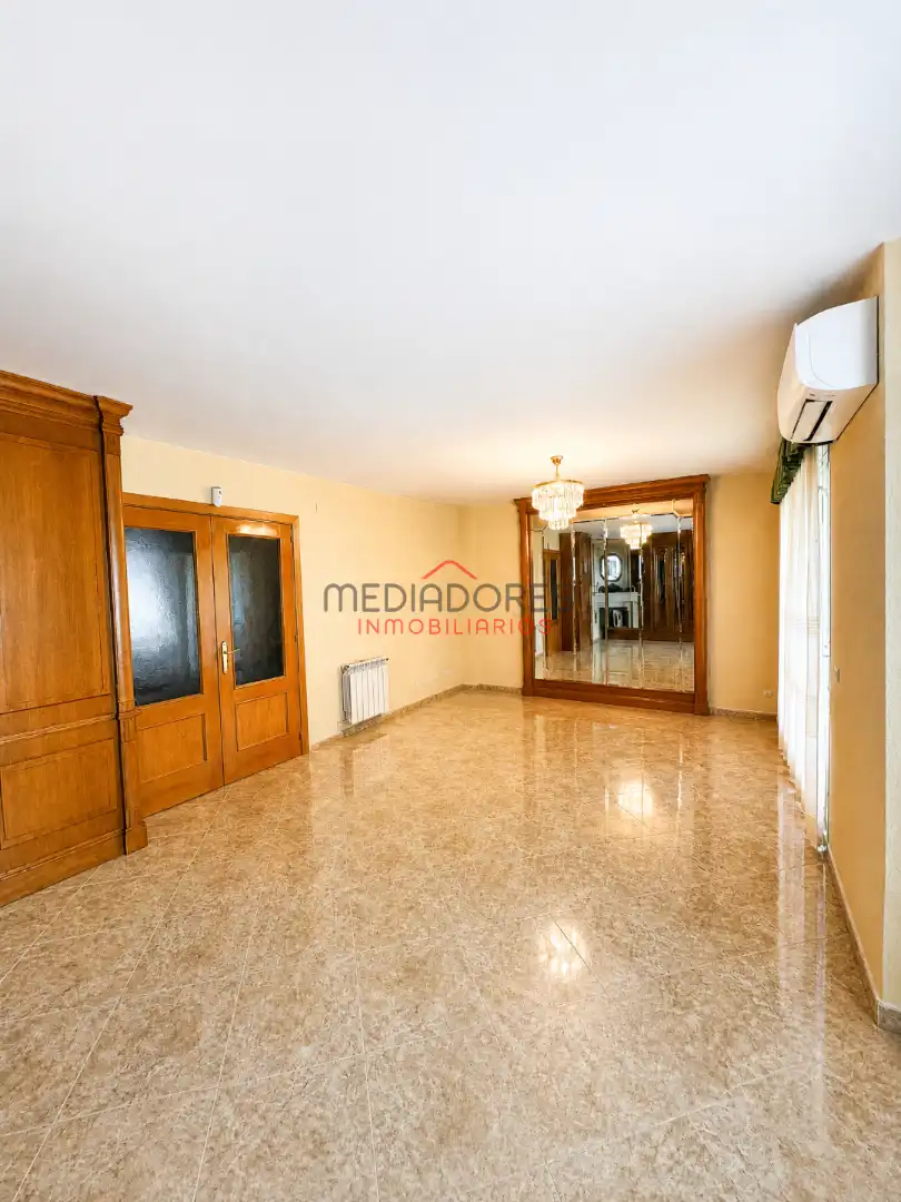 Sala d'estar de Casa adosada en venda en Alcalá de Henares amb Aire condicionat, Calefacció i Jardí privat