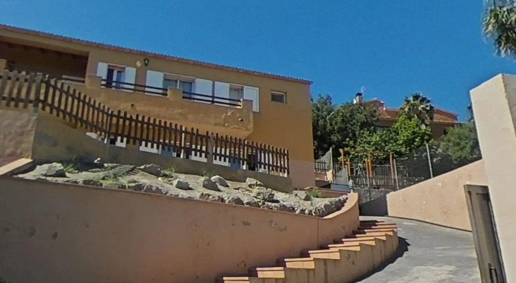Vista exterior de Casa o xalet en venda en Cubelles amb Aire condicionat, Jardí privat i Terrassa