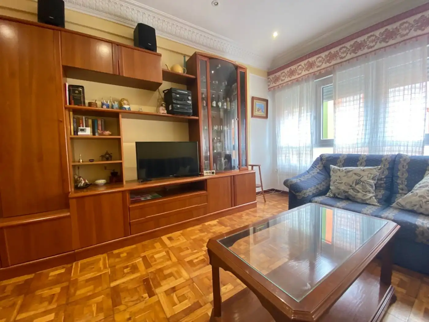 Sala d'estar de Pis de lloguer en Santander amb Calefacció, Parquet i Moblat