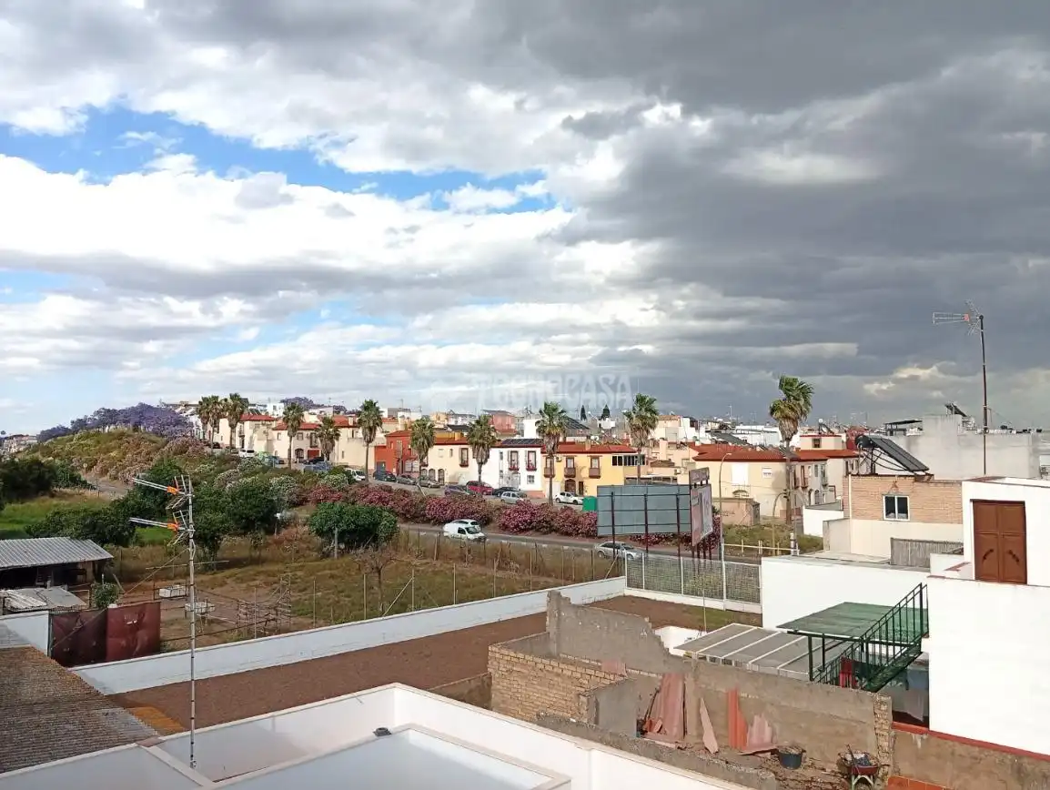 Vista exterior de Casa adosada en venta en Coria del Río