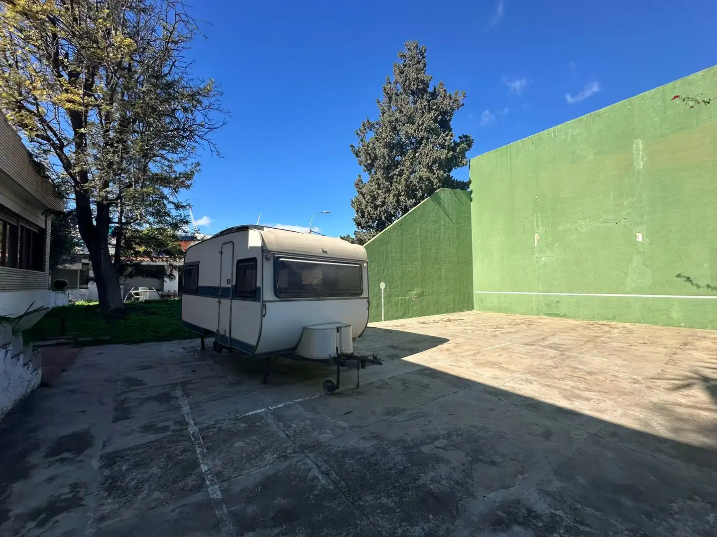 Aparcament de Casa o xalet en venda en Alicante / Alacant amb Jardí privat, Terrassa i Piscina