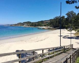 Vista exterior de Casa o xalet en venda en Cangas  amb Calefacció, Jardí privat i Parquet