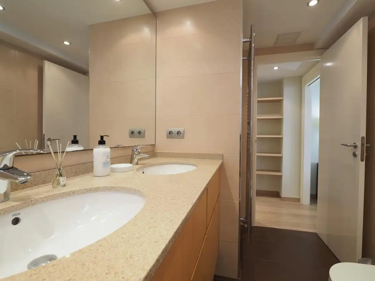 Badezimmer von Wohnung zur Miete in Reus mit Klimaanlage, Heizung und Parkett