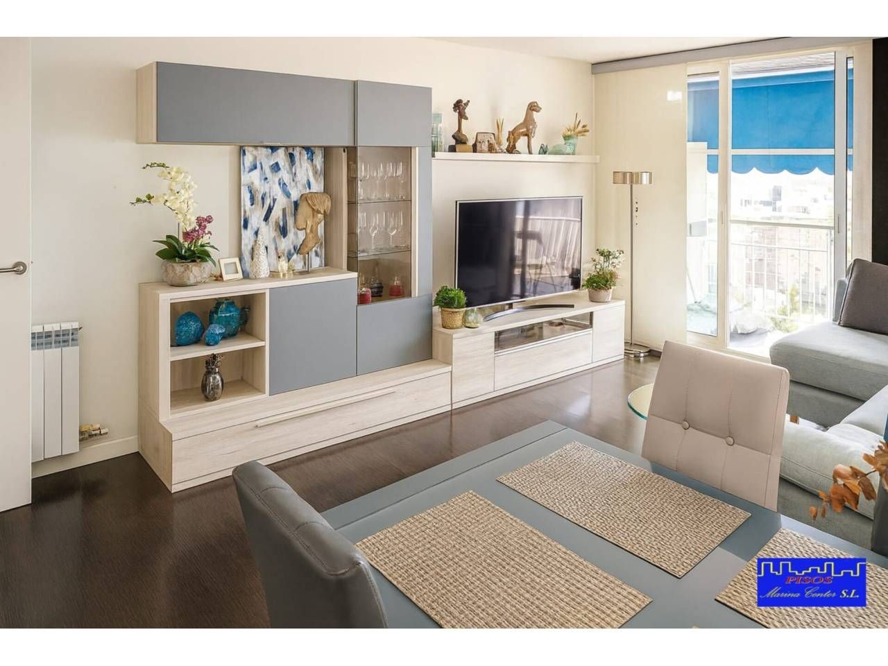 Living room of Flat for sale in L'Hospitalet de Llobregat  with Air Conditioner, Furnished and Balcony