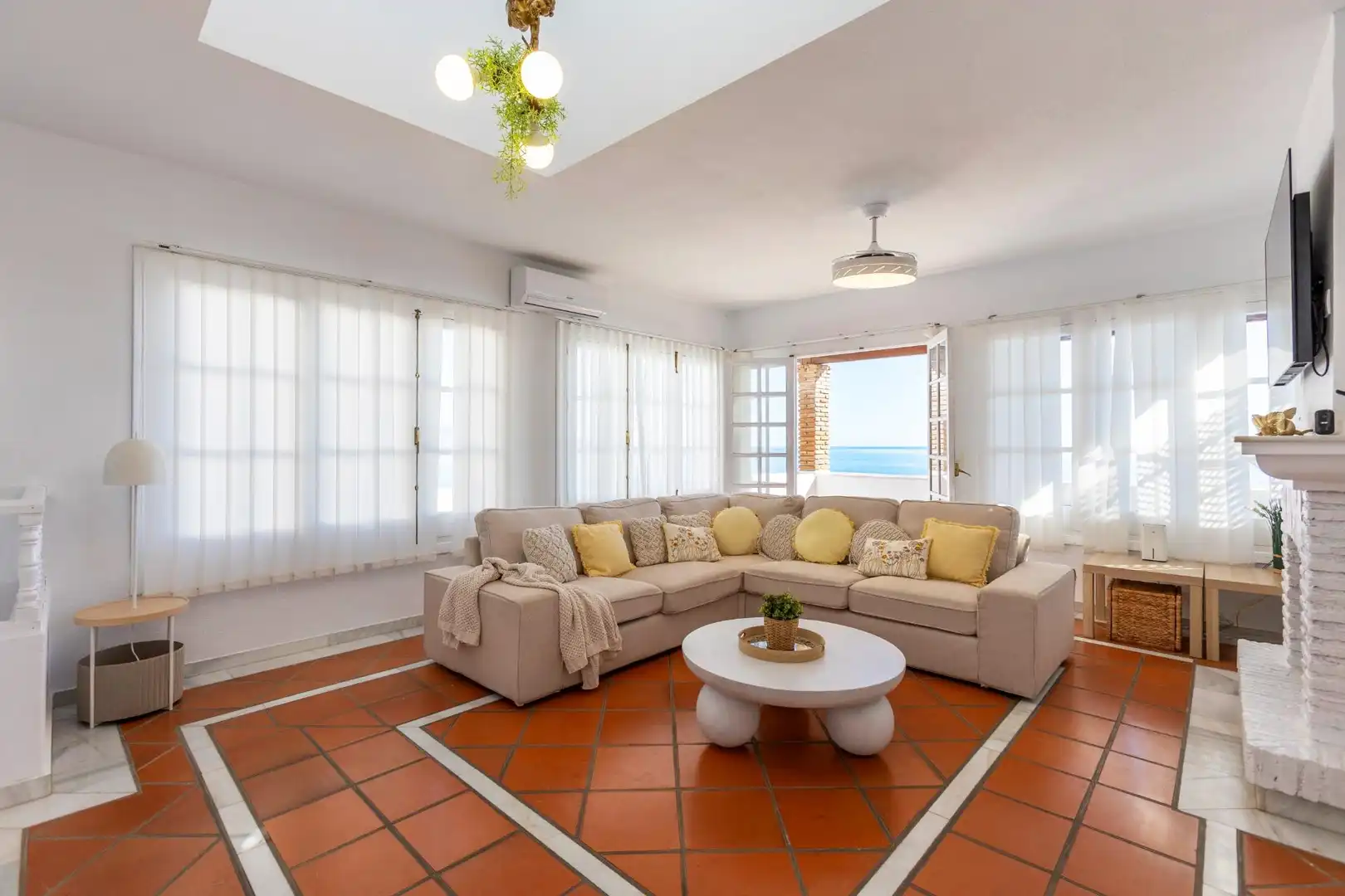 Sala de estar de Casa o chalet en venta en Almuñécar con Aire acondicionado, Jardín privado y Terraza