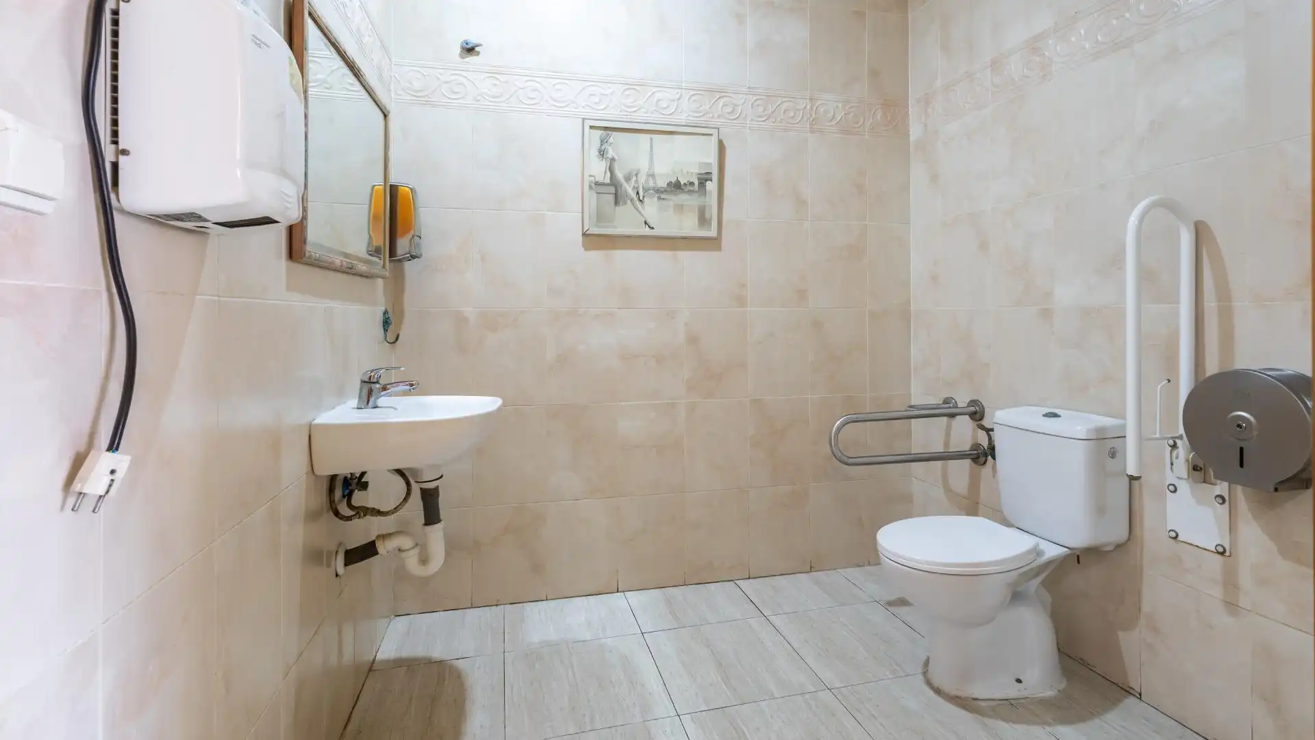 Badezimmer von Geschaftsraum zur Miete in Torrevieja mit Klimaanlage und Möbliert