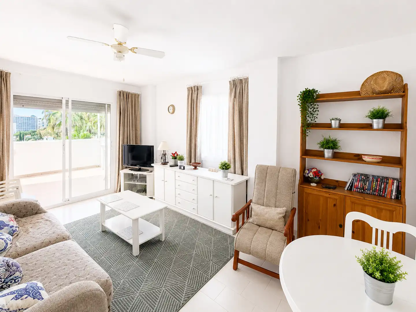 Living room of Apartments for sale in Benalmádena  with Air Conditioner, Furnished and Community pool
