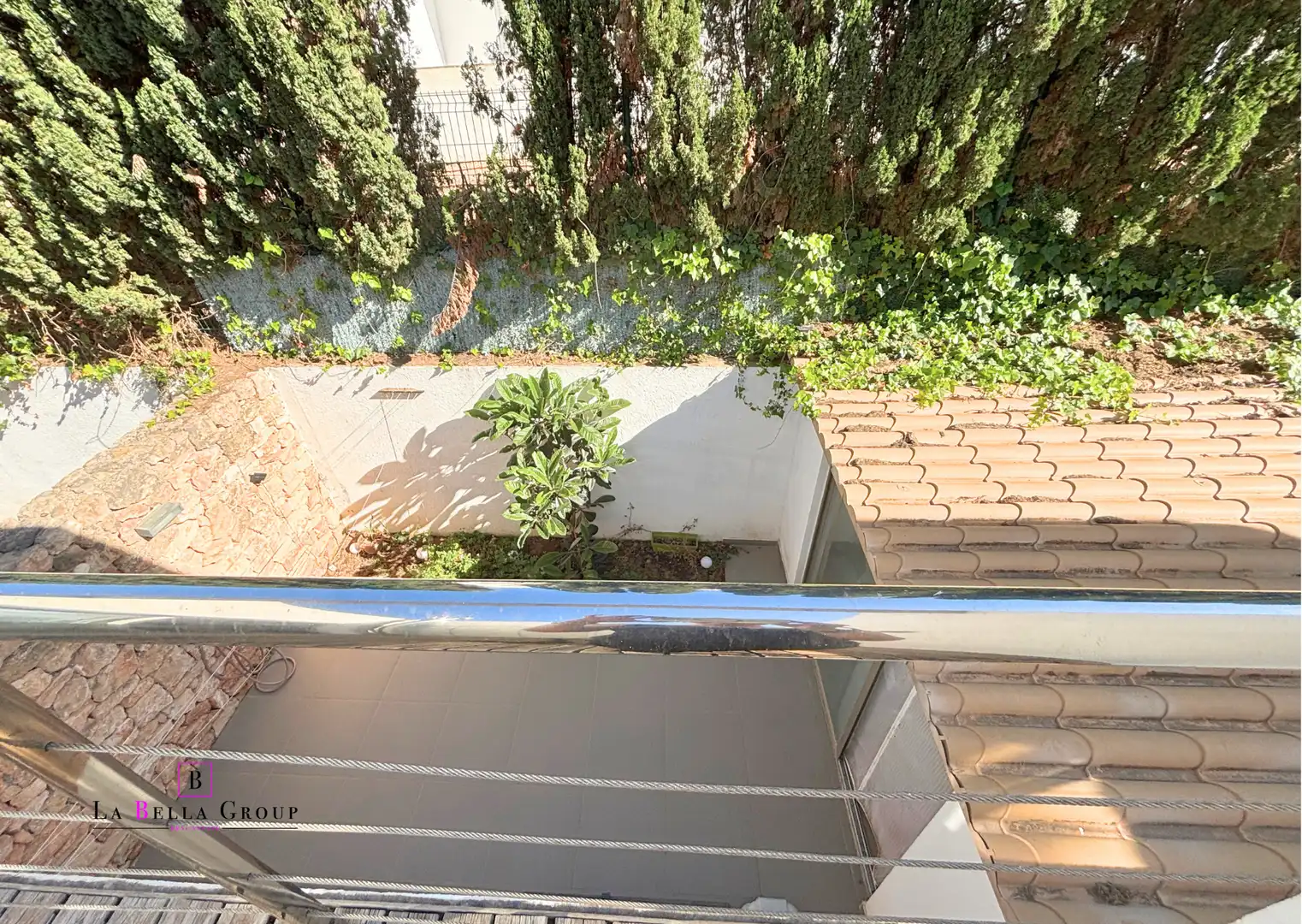 Garten von Einfamilien-Reihenhaus zum Verkauf in Santa Eulària des Riu mit Klimaanlage, Heizung und Parkett