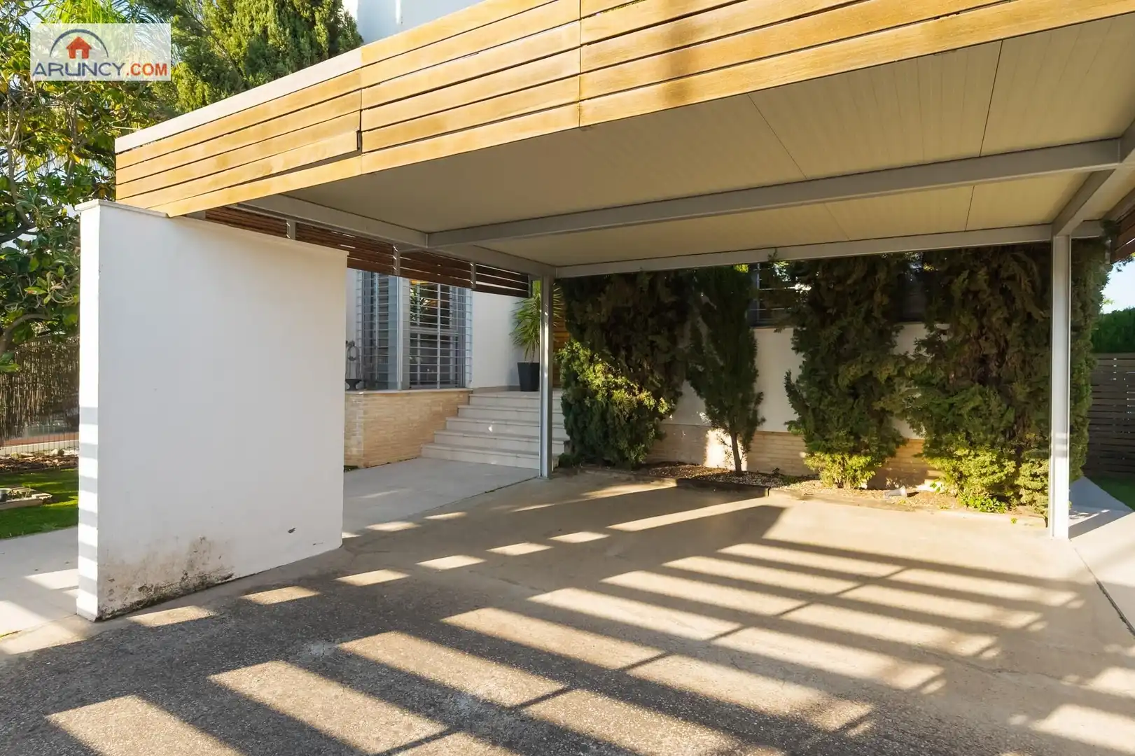 Vista exterior de Casa o xalet en venda en Alcalá de Guadaira amb Aire condicionat, Calefacció i Jardí privat