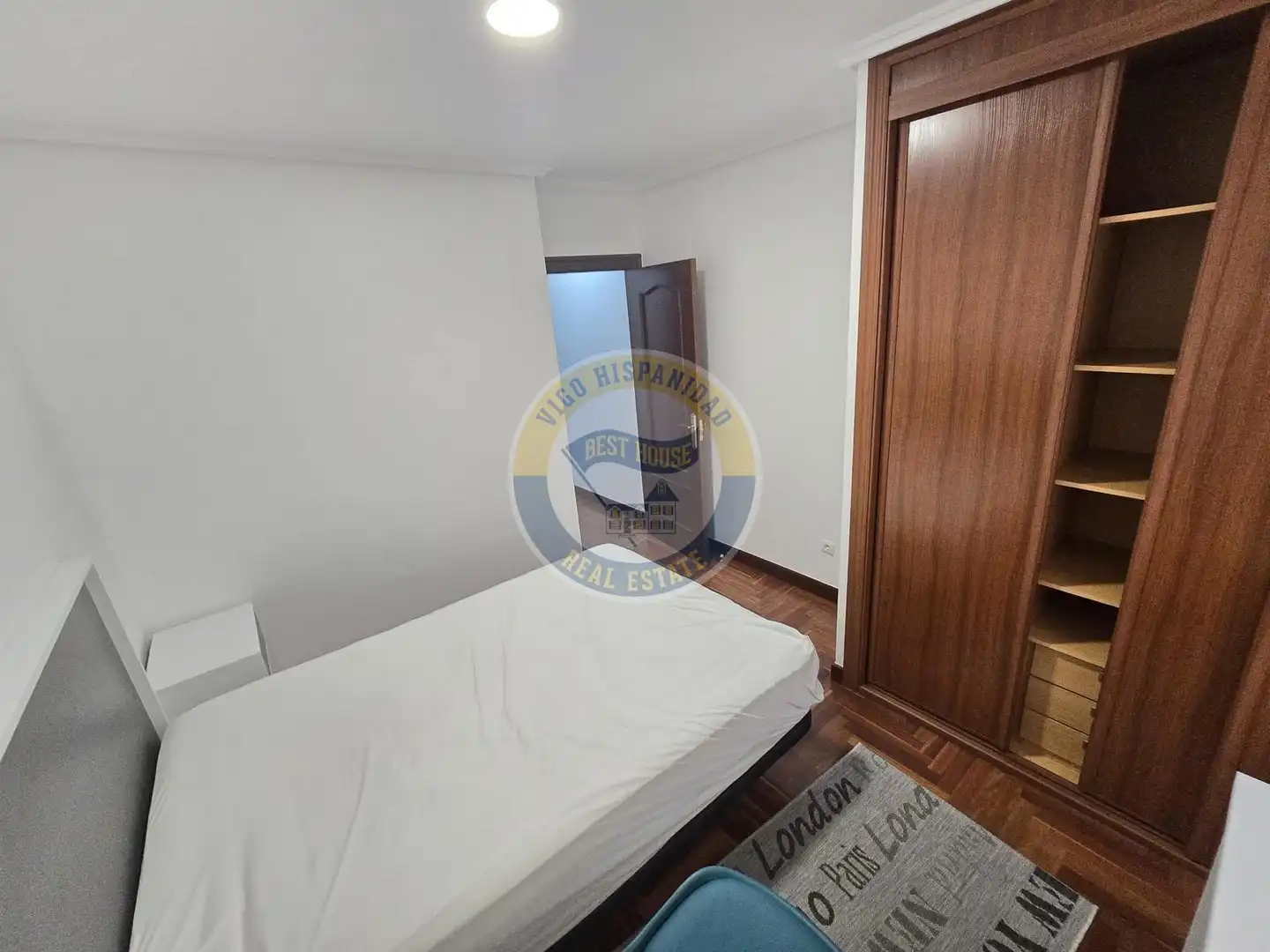 Dormitori de Pis de lloguer en Vigo  amb Calefacció, Parquet i Moblat
