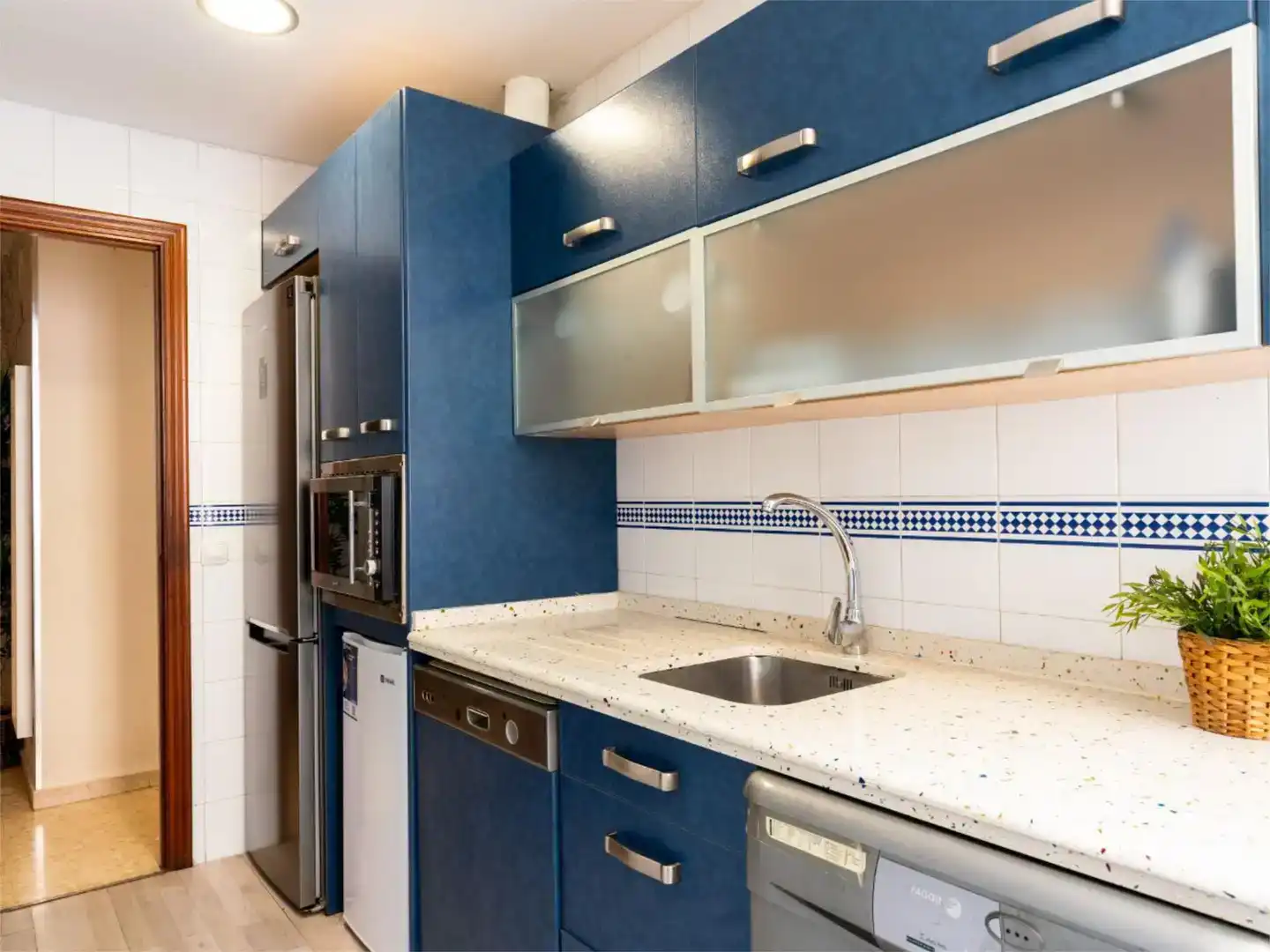 Cocina de Piso para compartir en Sevilla con Aire acondicionado, Jardín privado y Amueblado