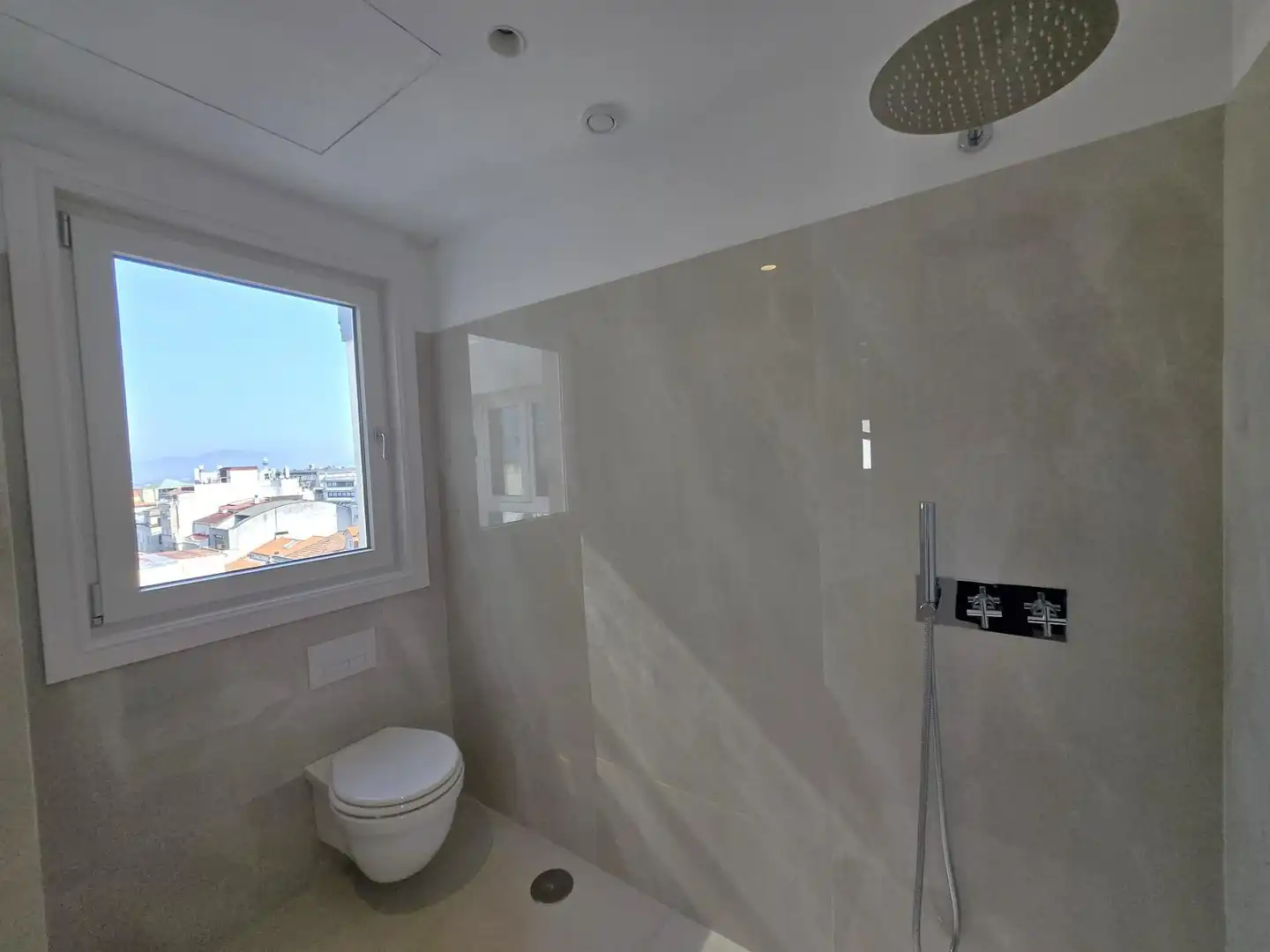 Baño de Ático en venta en Vigo  con Calefacción y Terraza