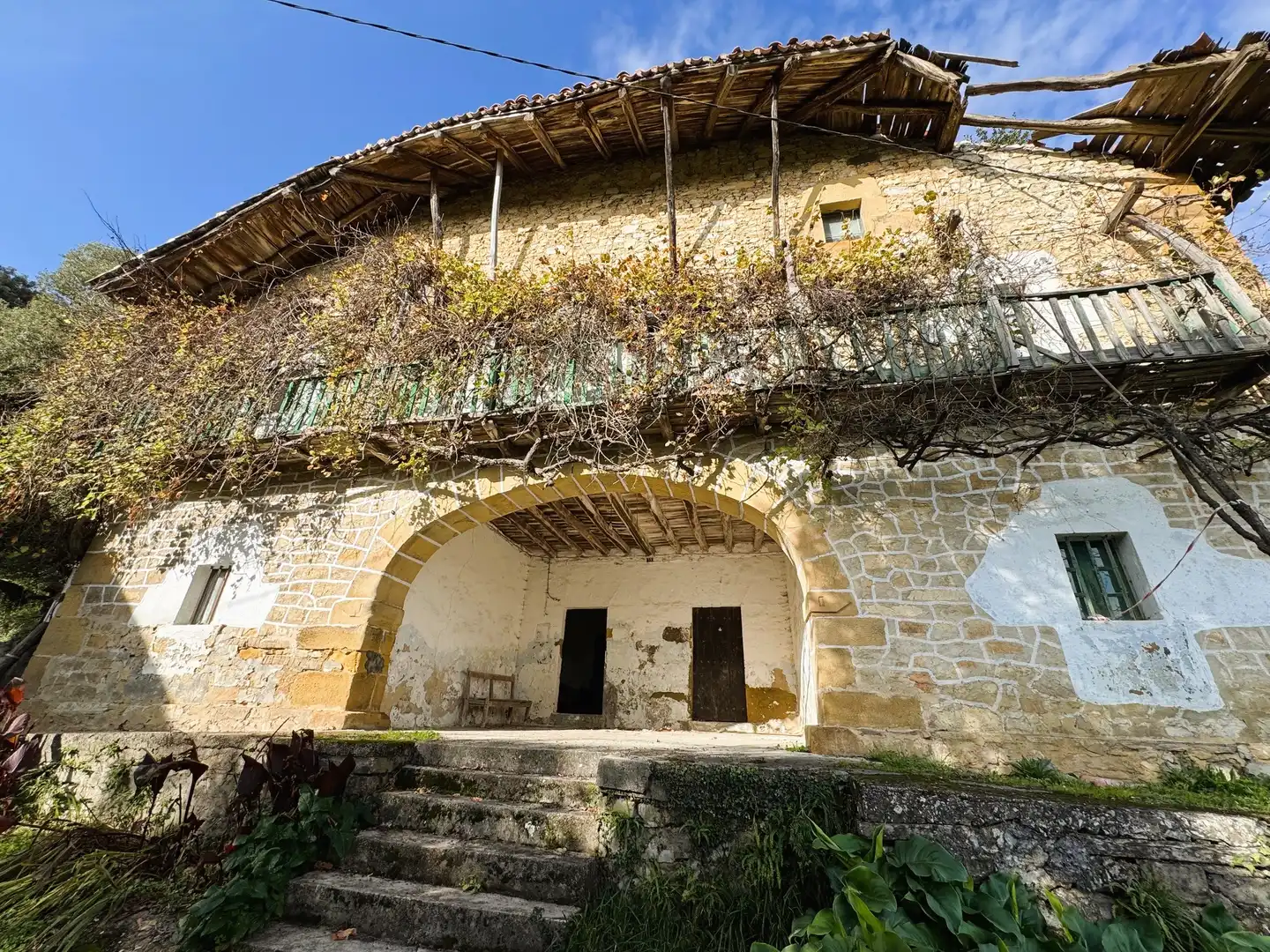 Außenansicht von Country house zum Verkauf in Larrabetzu mit Balkon