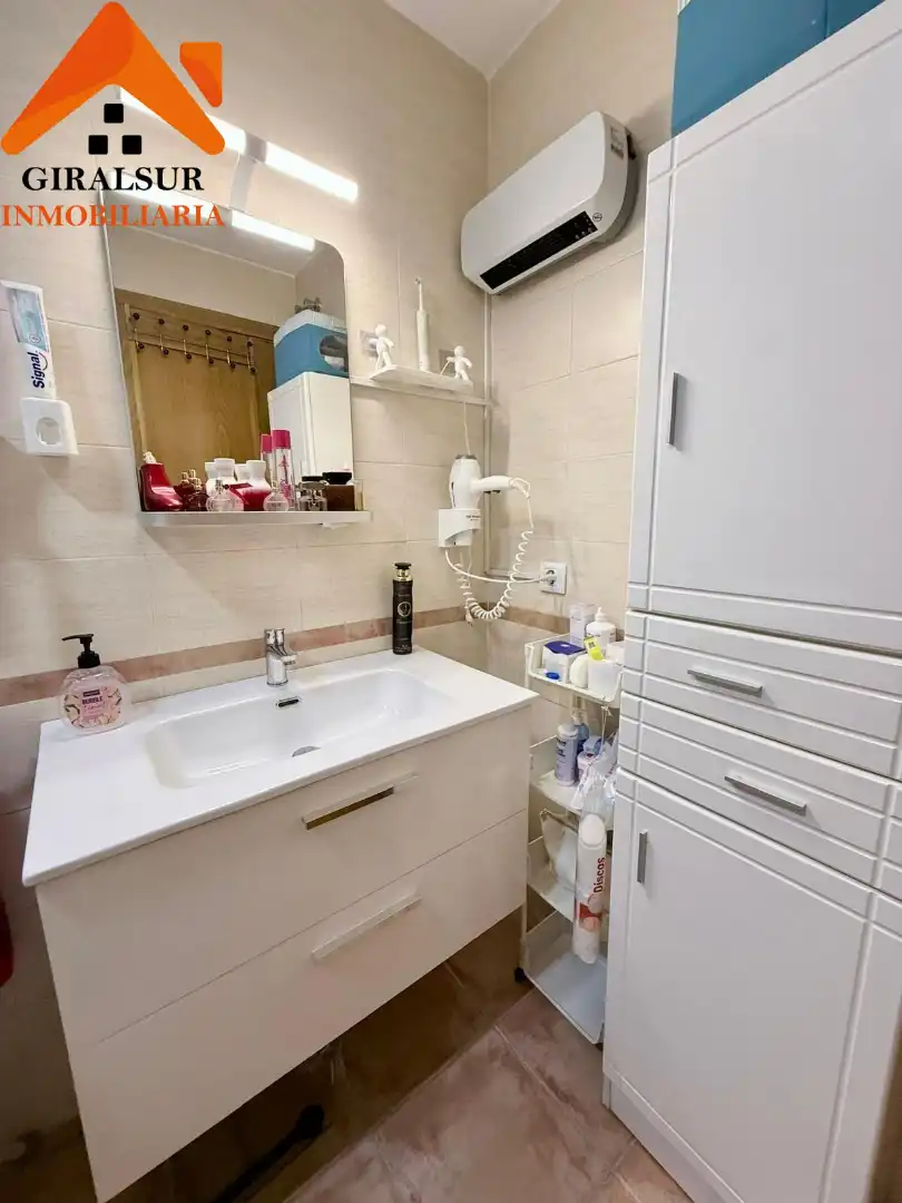 Bathroom of Flat for sale in Sevilla  with Air Conditioner, Terrace and Storage room