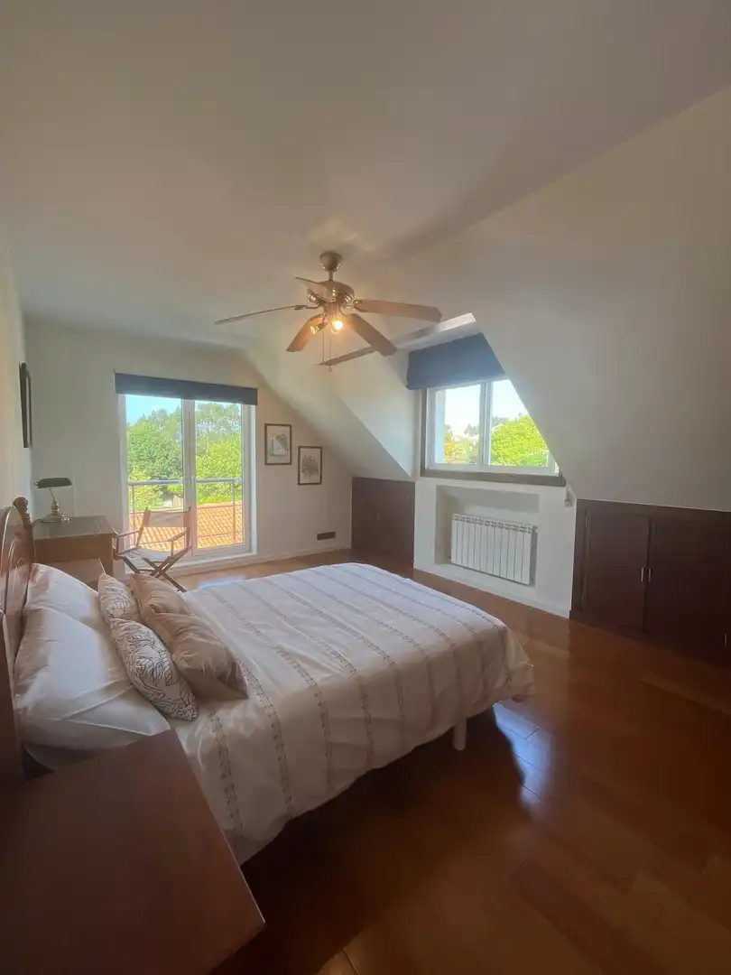 Dormitori de Casa o xalet en venda en Oleiros amb Calefacció, Jardí privat i Terrassa