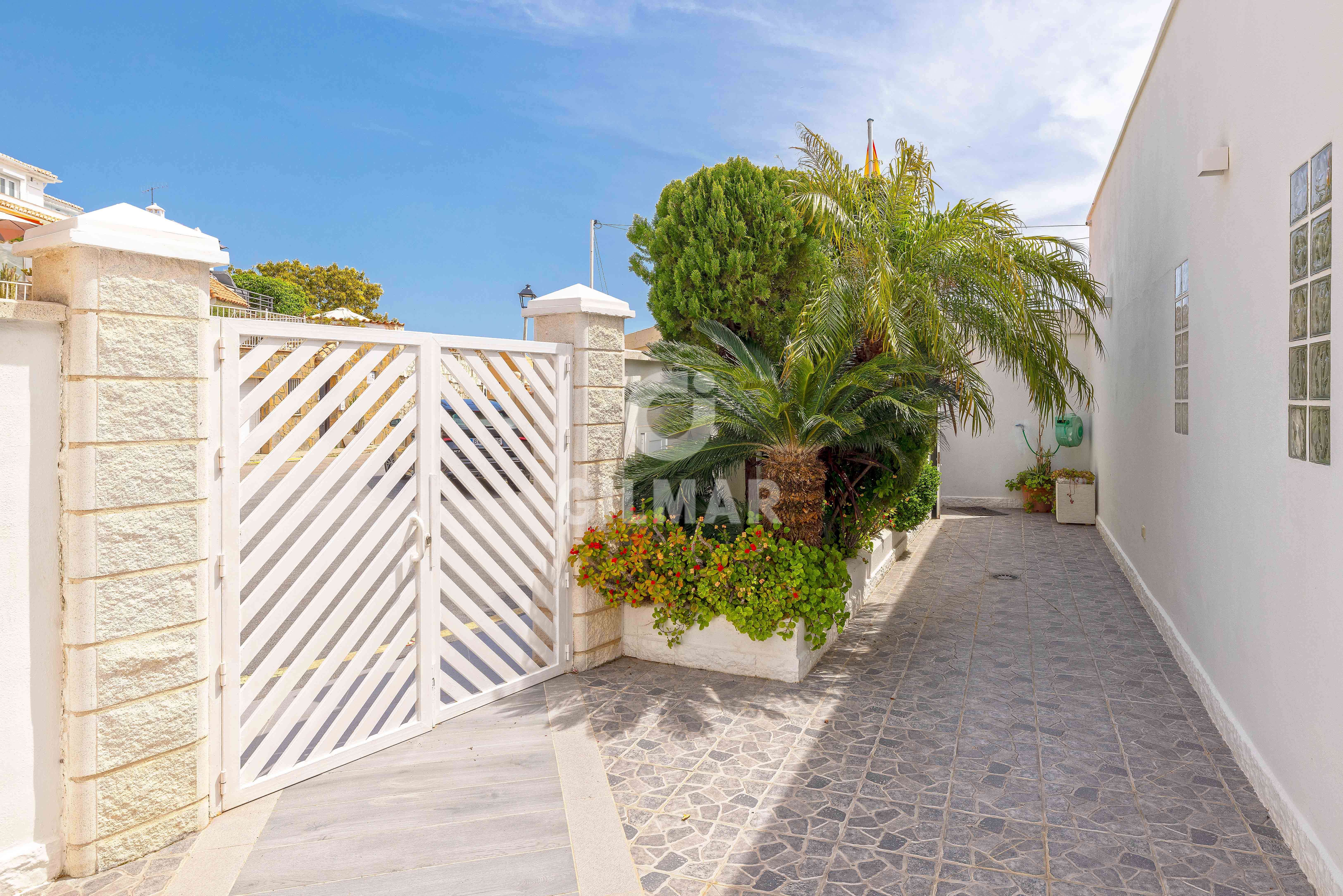 Vista exterior de Casa o chalet en venta en Benalmádena con Calefacción, Jardín privado y Piscina