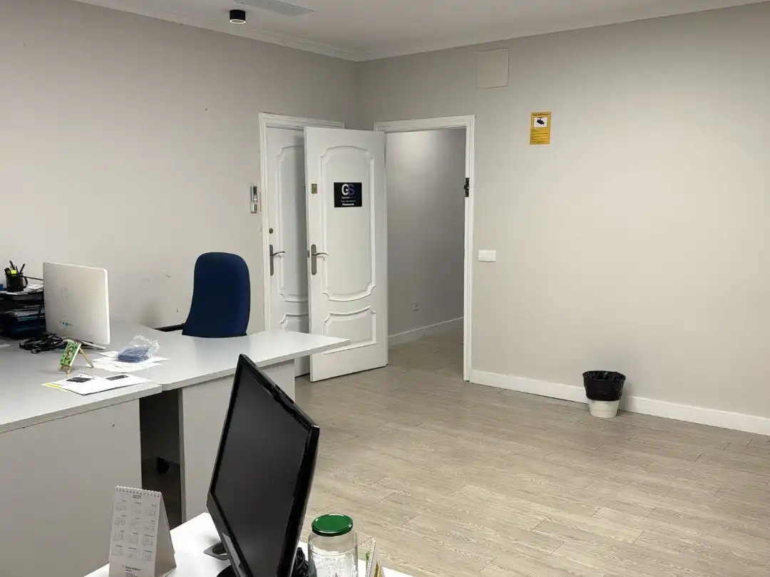 Büro zur Miete in Talavera de la Reina mit Klimaanlage, Heizung und Möbliert