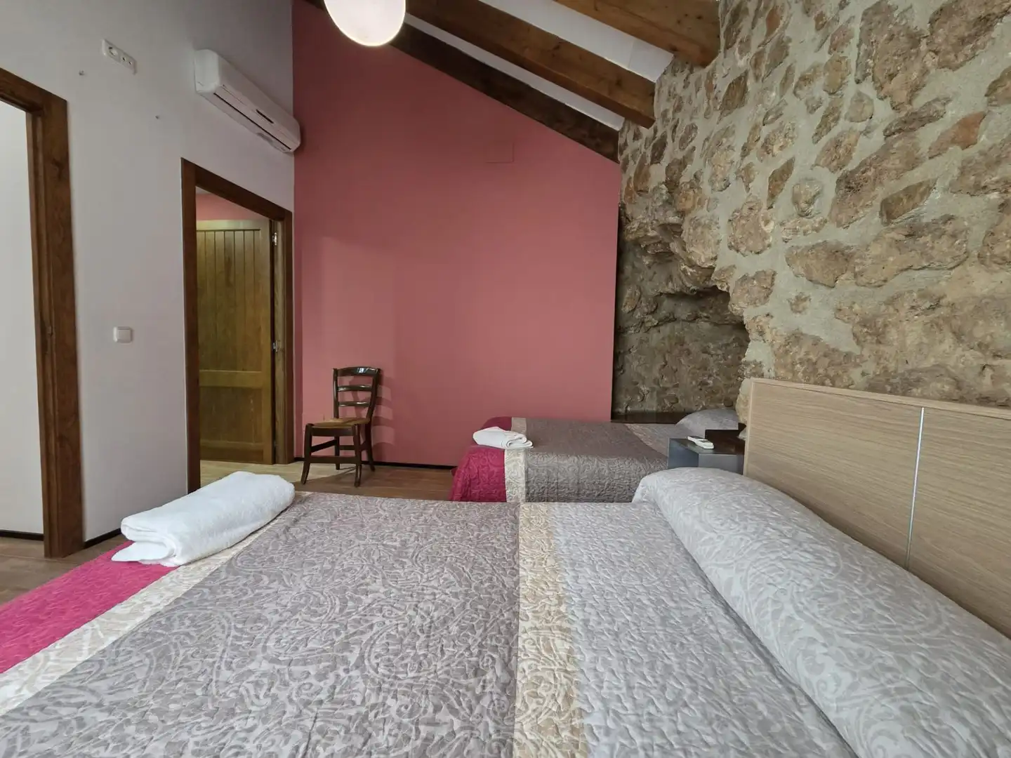 Schlafzimmer von Country house zum Verkauf in Campezo / Kampezu mit Möbliert