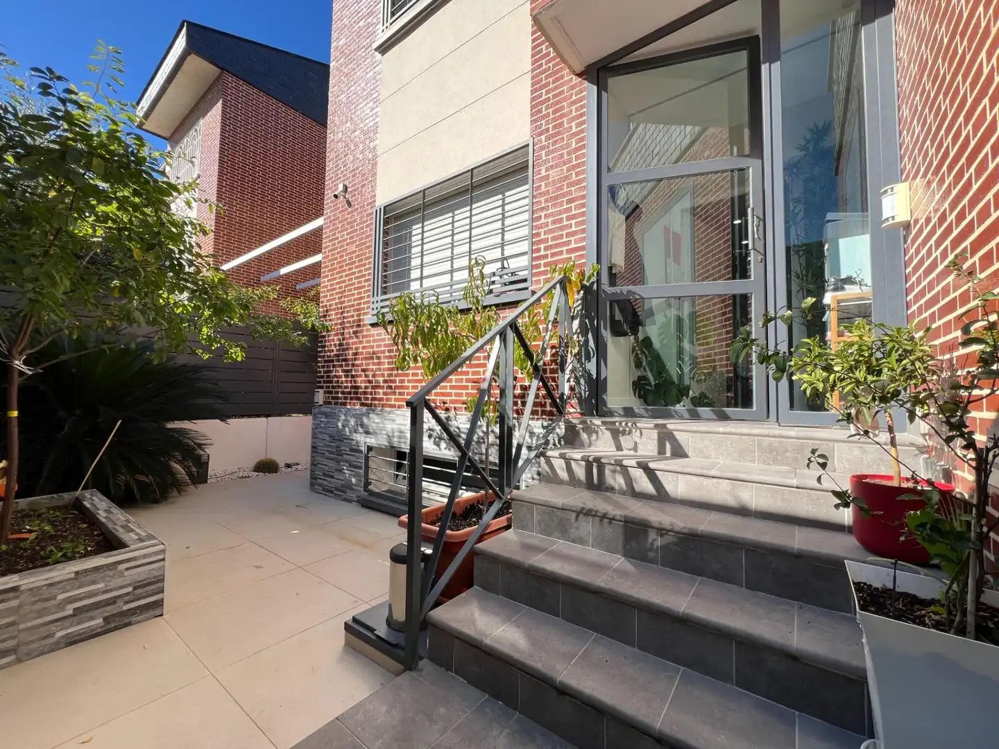 Vista exterior de Casa o xalet en venda en Rivas-Vaciamadrid amb Aire condicionat, Calefacció i Jardí privat
